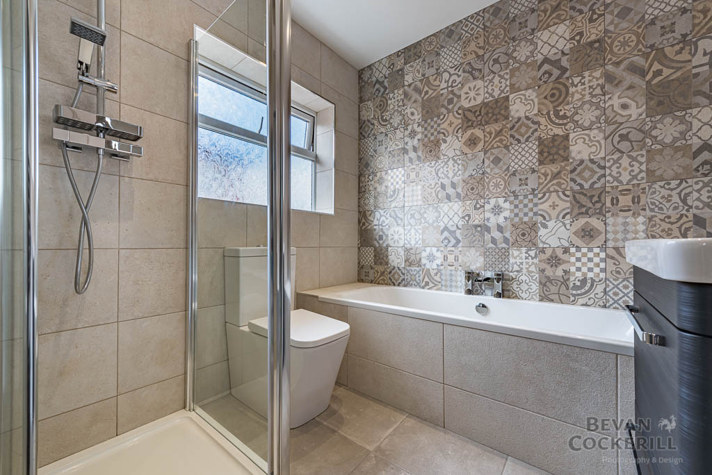 North-Leeds-Bathroom-with-Feature-Wall-1